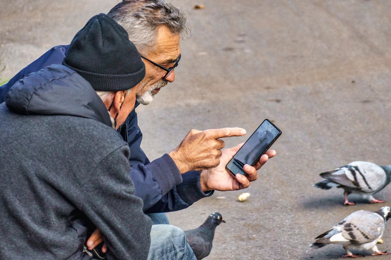El modelo híbrido de atención al cliente como defensa de la dignidad y la libertad de nuestros mayores
